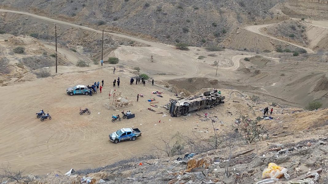 murieron-24-personas-al-caer-un-autobus-en-un-precipicio-en-peru