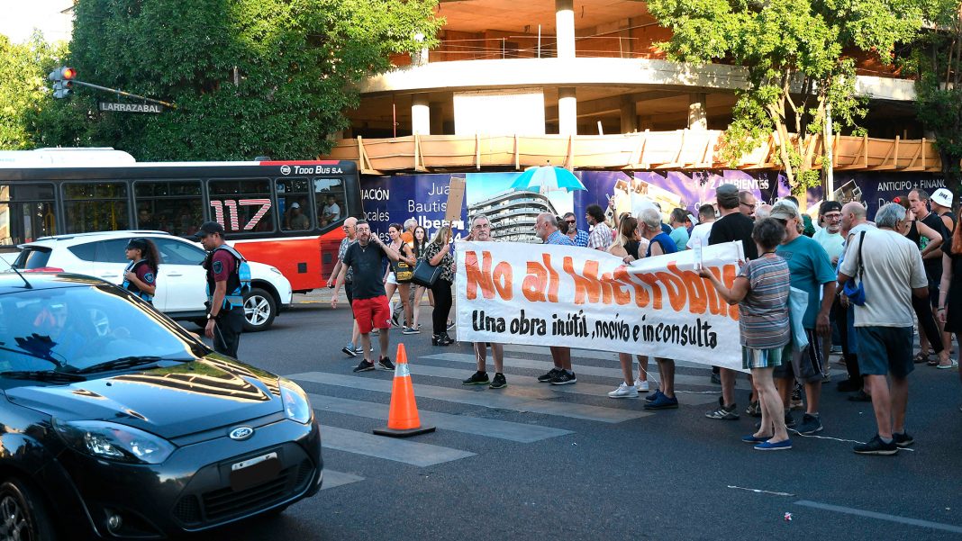 vecinos-realizaron-una-nueva-protesta-contra-el-metrobus-de-alberdi-y-directorio