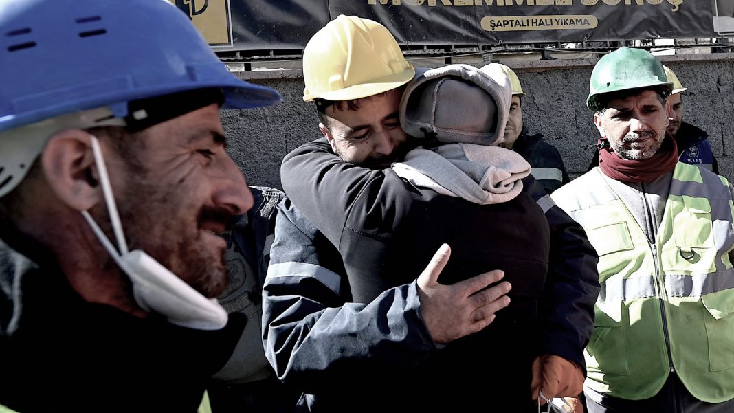 rescataron-en-turquia-a-dos-personas-entre-los-escombros-11-dias-despues-del-sismo